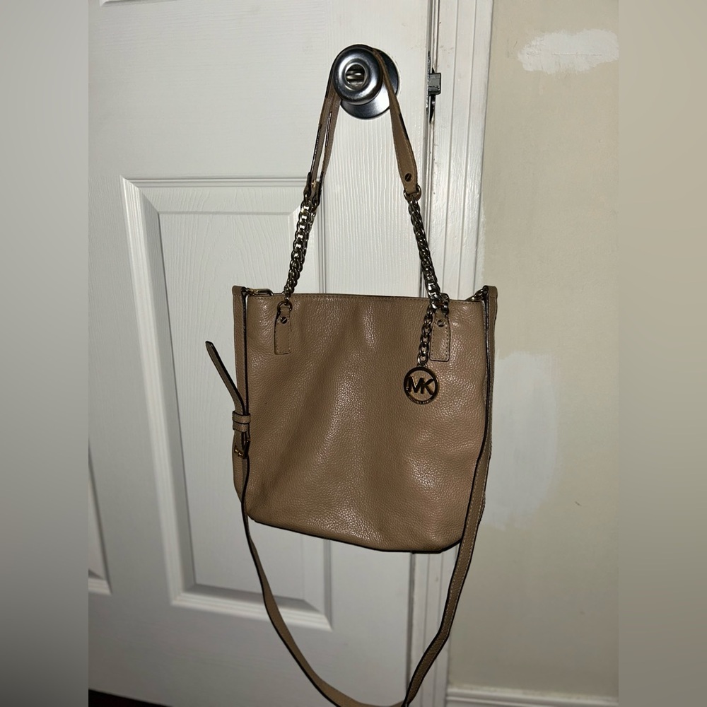 Elegant Tan Leather Shoulder Bag
